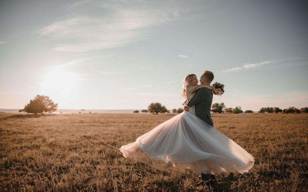 Outdoor Weddings in Texas: How to Choose a Dress for the Weather